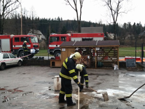 Z korby nákladního automobilu unikla kyselina dusičná. Foto: HZSLK