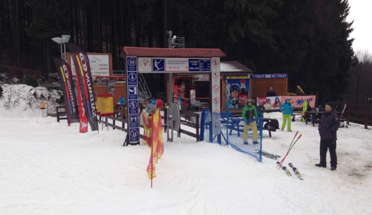 Na Ještědu se už lyžuje. Foto: Facebook