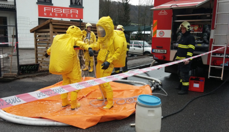 Z korby nákladního automobilu unikla kyselina dusičná. Foto: HZSLK