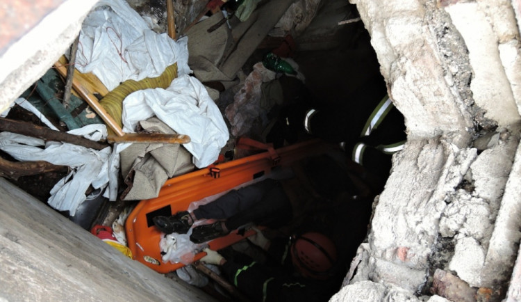 Tělo mrtvého muže museli z parovodu dostat až hasiči. Foto: HZSLK