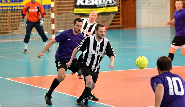 Na vánočním halovém turnaji se představil také primátor Tibor Batthyány. Alfa obhájila loňský triumf. Foto: Jan Král