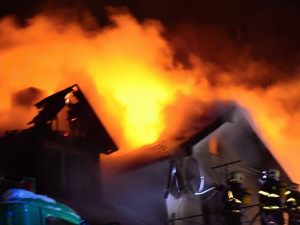 Dům pod Ještědem zachvátil požár kvůli závadě na komínu. Foto: HZSLK