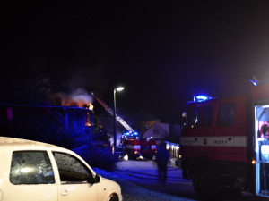 Dům pod Ještědem zachvátil požár kvůli závadě na komínu. Foto: HZSLK