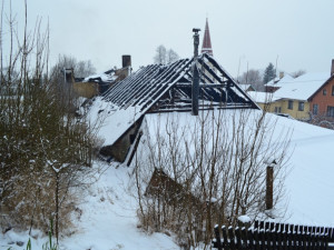 Dům pod Ještědem zachvátil požár kvůli závadě na komínu. Foto: HZSLK