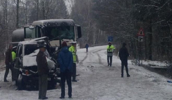 Policejní dodávka vjela pod kamion. Foto: Policie ČR