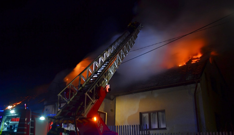 Dům pod Ještědem zachvátil požár kvůli závadě na komínu. Foto: HZSLK
