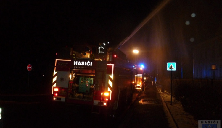 Vzrostlý strom zapálila rachejtle. Foto: Hasiči Hrádek nad Nisou