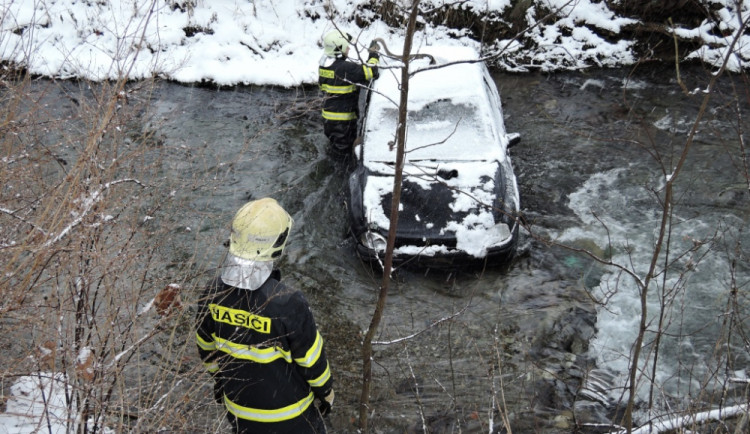Auto sjelo až do řeky. Foto: HZS LK