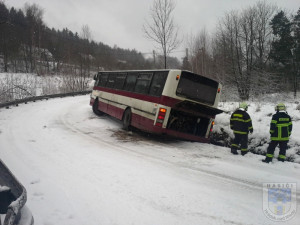 Linkový autobus zapadl u Hrádku. Vyprostit ho musel jeřáb