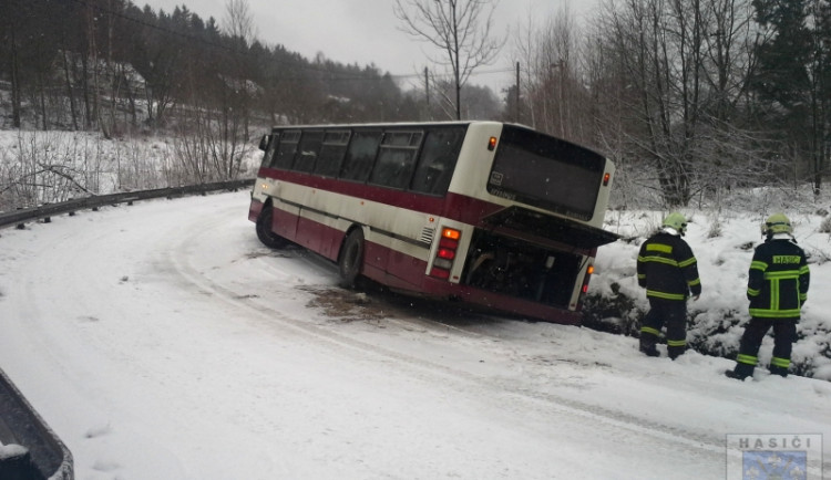 Linkový autobus zapadl u Hrádku. Vyprostit ho musel jeřáb. Foto: Hasiči Hrádek nad Nisou