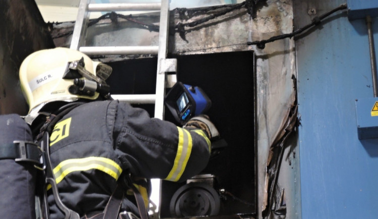 Požár lisu ve šroubárně způsobil milionovou škodu. Foto: HZSLK