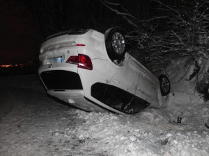 Řidič trefil svým BMW značku i skálu. Pak skončil na střeše