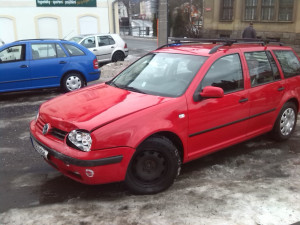 Opilý řidič boural v Mníšku. Ujížděl, než ho vytáhli z auta