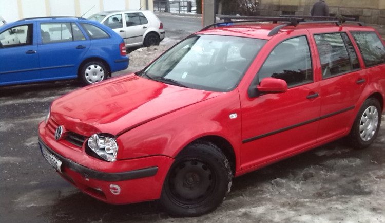 Tímhle autem opilec ujížděl od nehody. Foto: Michael Daněk