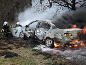 Auto zničily plameny. Někdo ho zapálil úmyslně