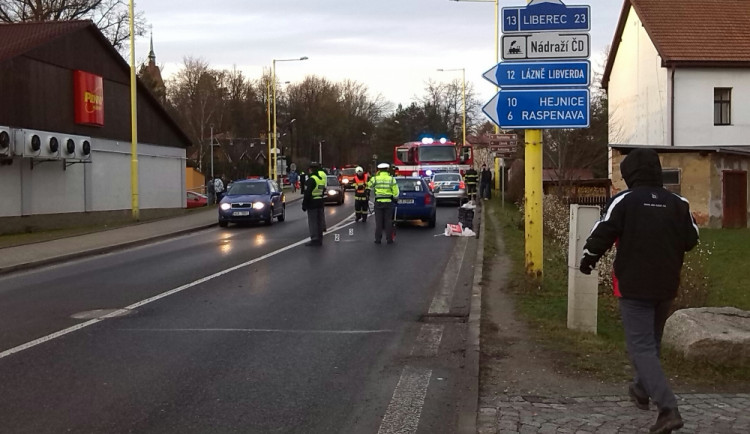 Nepozorný řidič srazil na přechodu ve Frýdlantě manželský pár. Foto: Michael Daněk