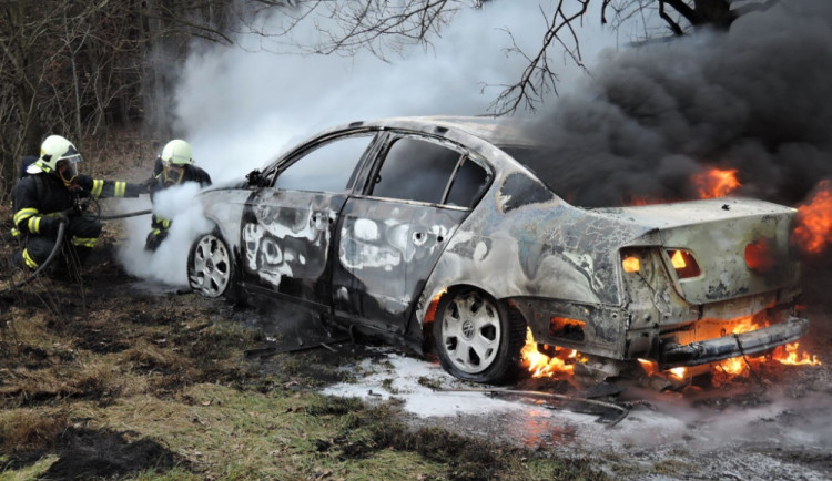 Auto v plamenech. Foto: HZS LK