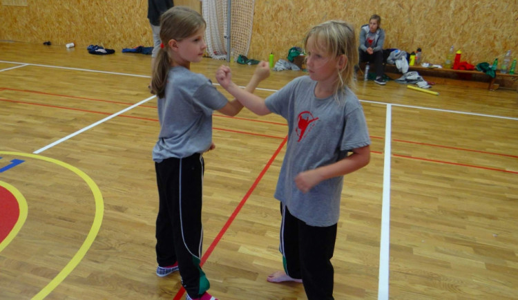 Bránit by se měla umět i i děvčata. Foto: Gryf