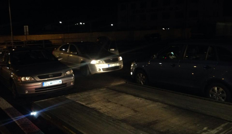 Policie našla v zaparkovaném Opelu (vlevo) dva kilogramy marihuany. Foto: Michael Daněk