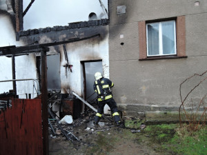 Velký požár autodílny dnes zaměstnal desítky hasičů. Foto: HZSLK
