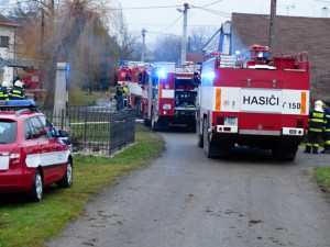Velký požár autodílny dnes zaměstnal desítky hasičů. Foto: HZSLK