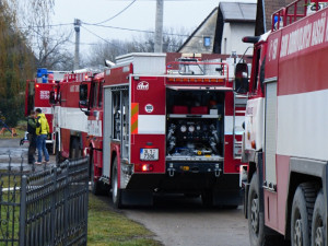 Velký požár autodílny dnes zaměstnal desítky hasičů. Foto: HZSLK
