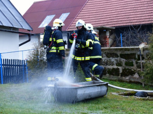 Velký požár autodílny dnes zaměstnal desítky hasičů. Foto: HZSLK