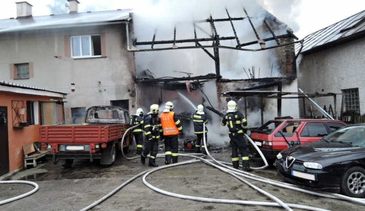 Velký požár autodílny dnes zaměstnal desítky hasičů. Foto: HZSLK