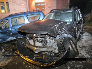 Kochající se řidička nabourala dvě Dacie a dům. Foto: Policie ČR