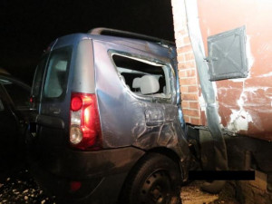 Kochající se řidička nabourala dvě Dacie a dům. Foto: Policie ČR