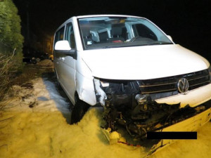 Kochající se řidička nabourala dvě Dacie a dům. Foto: Policie ČR