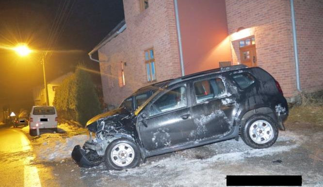 Kochající se řidička nabourala dvě Dacie a dům. Foto: Policie ČR