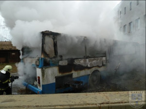 Cvičný autobus hasičů někdo zapálil. Úmysl nebo nedbalost?