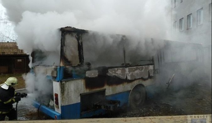 V bývalé Koloře hořel odstavený autobus. Foto: Hasiči Hrádek nad Nisou