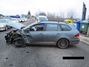 Nepozorný řidič vjel přímo pod kamion. Škoda je čtvrt milionu. Foto: Policie ČR