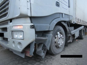 Nepozorný řidič vjel přímo pod kamion. Škoda je čtvrt milionu. Foto: Policie ČR