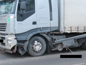 Nepozorný řidič vjel přímo pod kamion. Škoda je čtvrt milionu. Foto: Policie ČR