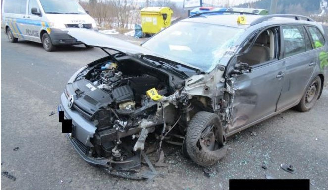 Nepozorný řidič vjel přímo pod kamion. Škoda je čtvrt milionu. Foto: Policie ČR