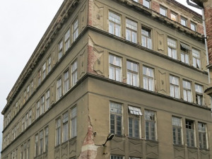 Exteriér papíren. Foto archiv A. Řičánkové