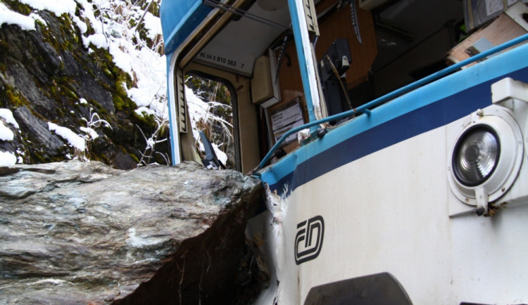 Na Semilsku narazil vlak do kamení. Foto: HZSLK