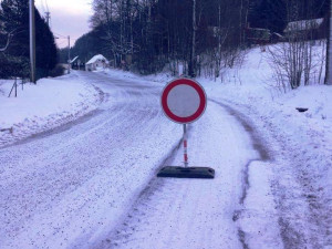 AKTUÁLNĚ: Noční sněžení uzavřelo silnici do Raspenavy