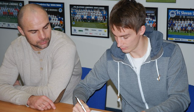 Martin Sus při podpisu. Foto: FC Slovan Liberec