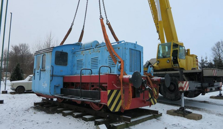 Tahle mašinka teď stojí před radnicí. Foto: TML