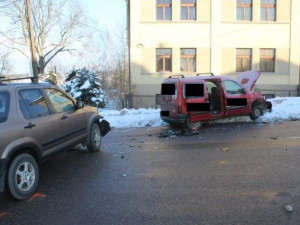 Nedání přednosti odnesla dvojice spolujezdců zraněním. Foto: Policie ČR