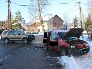 Nedání přednosti odnesla dvojice spolujezdců zraněním. Foto: Policie ČR