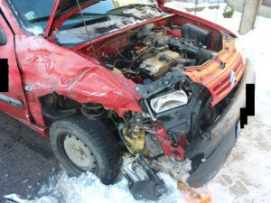 Nedání přednosti odnesla dvojice spolujezdců zraněním. Foto: Policie ČR