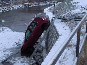 Tohle nevyšlo. Řidička zapíchla své auto do koryta Smědé