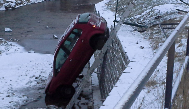 Auto řidička zapíchla přímo do koryta řeky. Foto: HZSLK