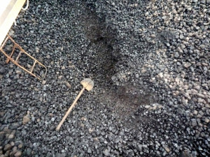 Muž měl velké štěstí, že ho uhlí nezasypalo celého. Foto: HZSLK