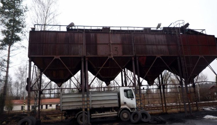 Muž měl velké štěstí, že ho uhlí nezasypalo celého. Foto: HZSLK